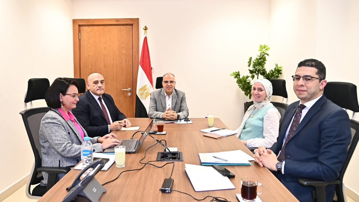 وزير الموارد المائية يدرس استخدام المياه المحلاة في الإنتاج الكثيف للغذاء