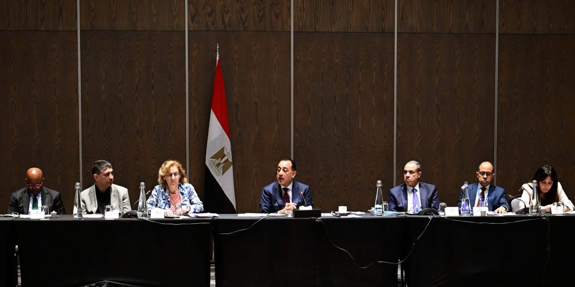 رئيس الوزراء يجتمع مع ممثلي 40 شركة فكرية وبحثية في جنوب أفريقيا