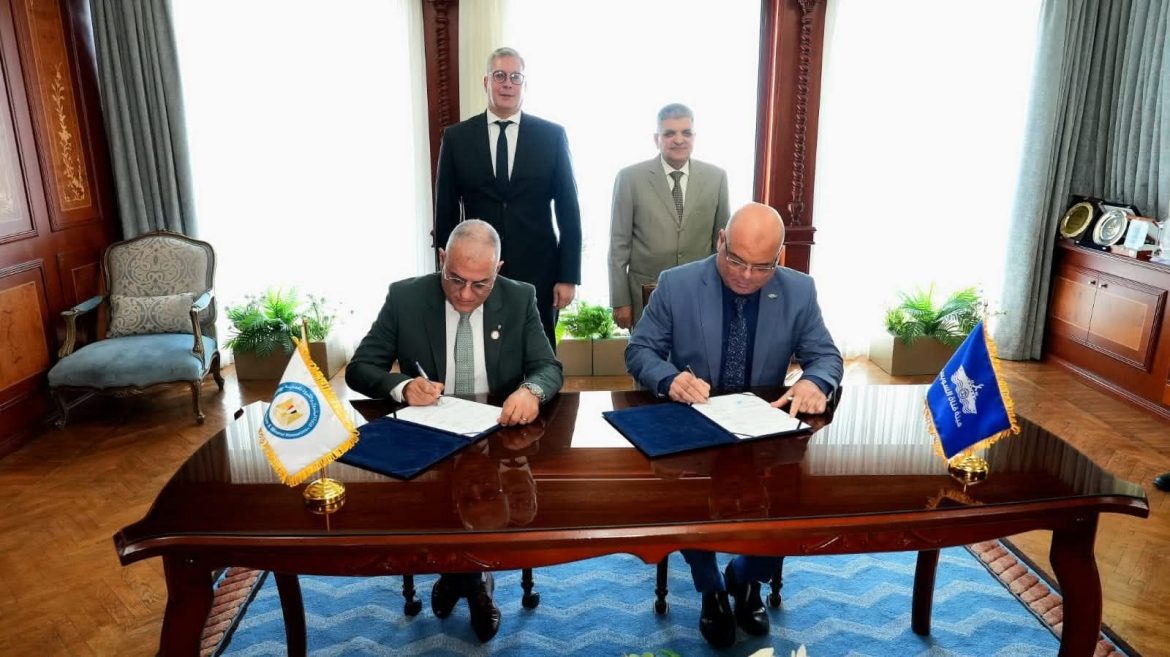 وزارة البترول توقع مذكرة تفاهم حول إنشاء محطة لإسالة الغاز مع هيئة قناة السويس 