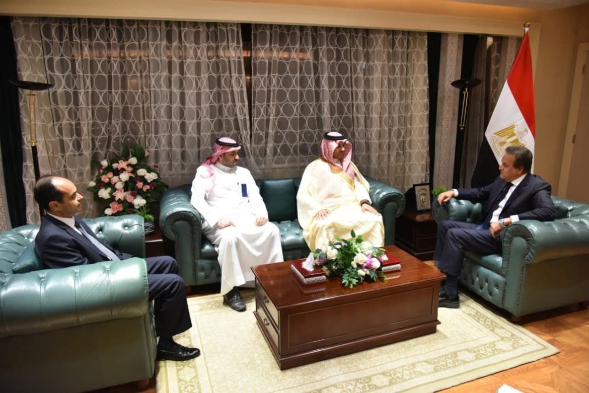 وزير الصحة يبحث التعاون في التعليم الطبي المهني مع الهيئة الصحية السعودية