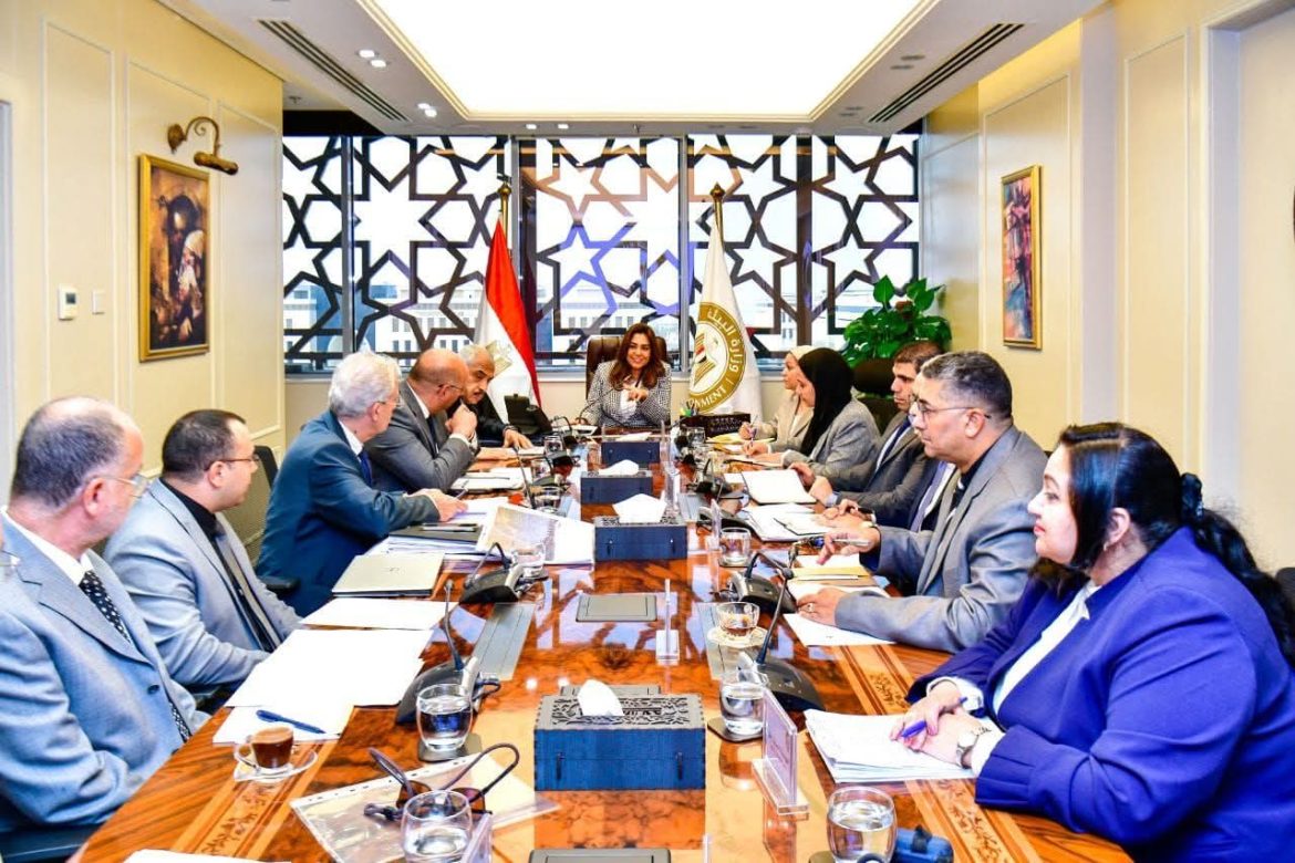 وزيرة التنمية المحلية تبحث دعم الاستثمار والسياحة البيئية في  شرم الشيخ