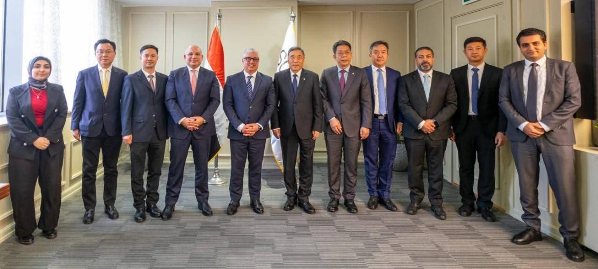 رئيس اقتصادية قناة السويس يبحث في مشروعات الموانئ والبنية التحتية