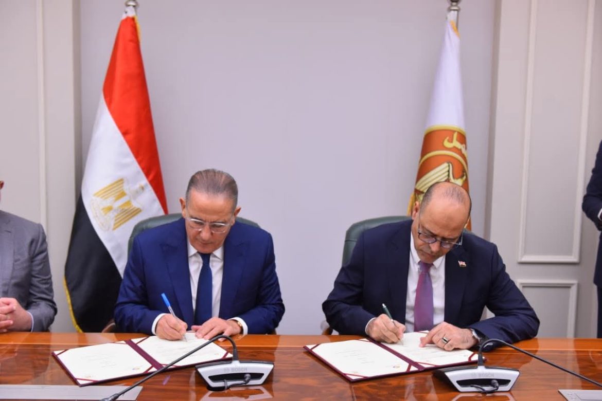 وزارة العمل توقع بروتوكول تعاون مع الاتحاد المصري للغرف السياحية