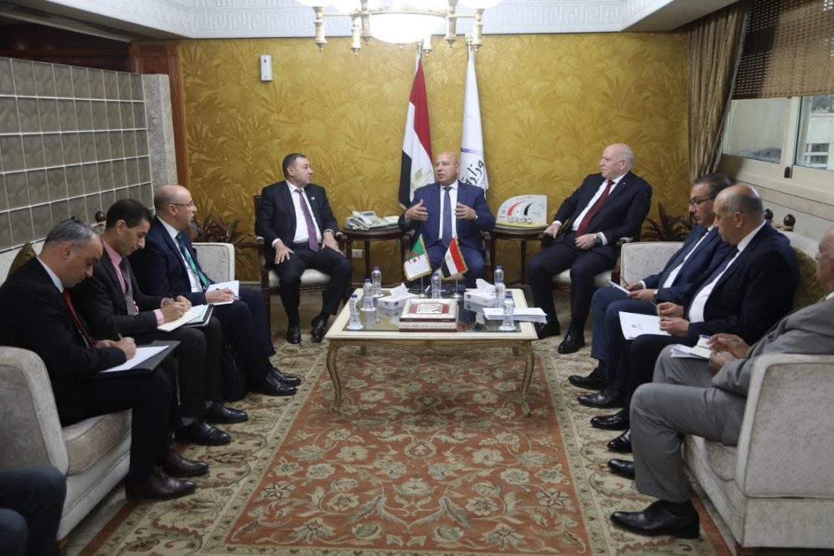 وزير الصناعة يبحث التعاون في مجالي الصناعة والنقل بين مصر والجزائر