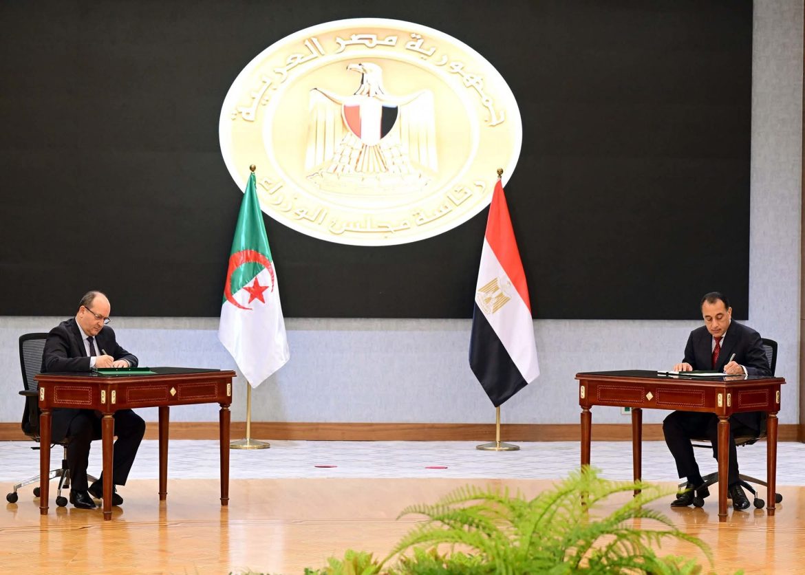 مصر توقع عدة وثائق في مجالات تدعم تعزيز التعاون الثنائي مع الجزائر 