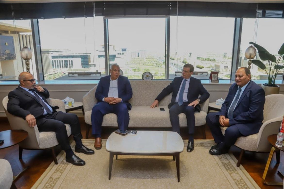 وزير الزراعة يبحث تعزيز الإنتاج الحيواني بمحافظة الوادي الجديد 
