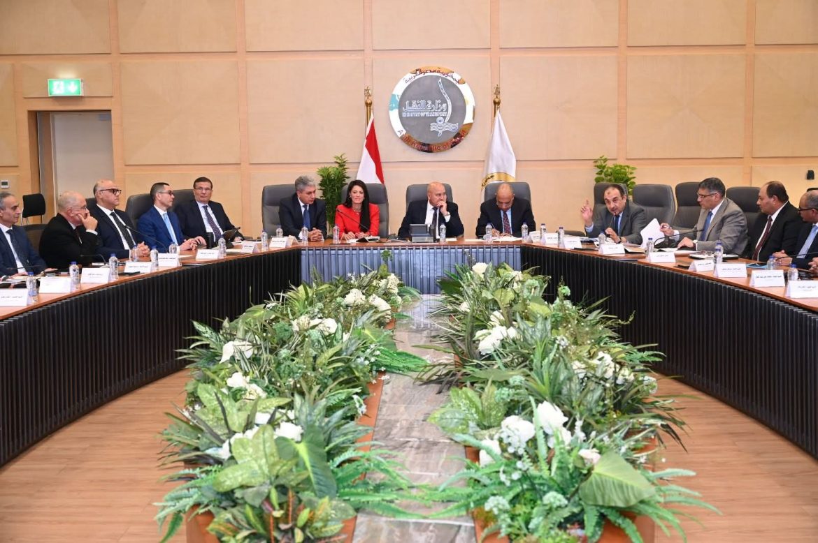 وزير الصناعة يترأس الاجتماع المجموعة الوزارية للتنمية الصناعية