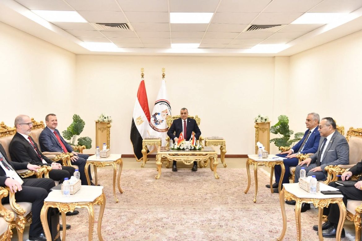 وزير الإنتاج الحربي يبحث أوجه التعاون في مجال الصناعات الدفاعية
