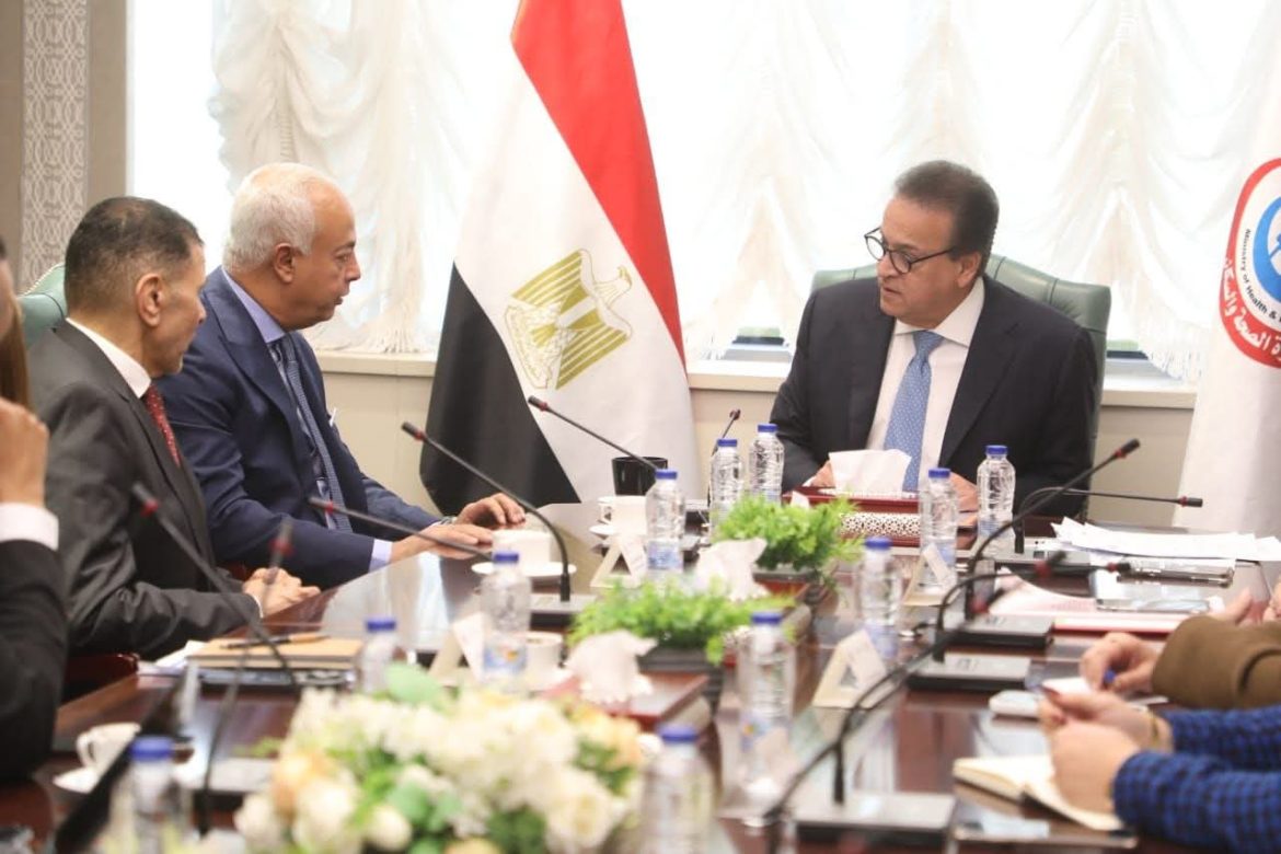 وزير الصحة يبحث توطين صناعة الدواء مع وفد شركة جمجوم فارما السعودية