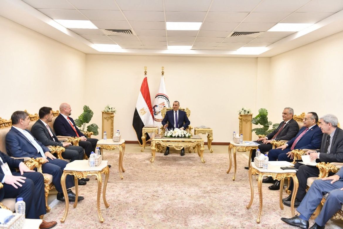 وزير الإنتاج الحربي يبحث التعاون في التصنيع العسكري مع نورثروب جرومان وهيلينك