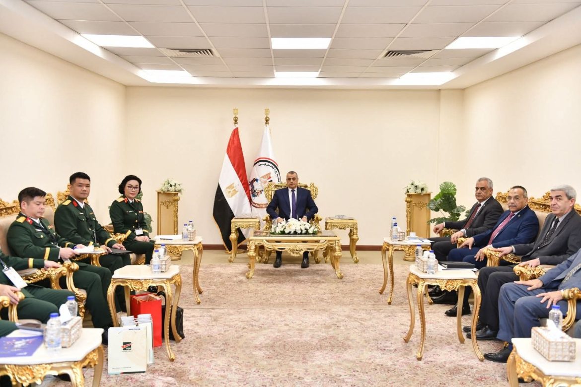 وزير الإنتاج الحربي يبحث اوجه التعاون العسكري مع وزارة الدفاع الفيتنامية