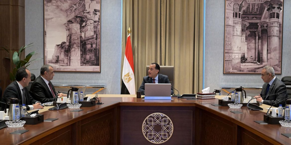 رئيس الوزراء يتابع ملفات عمل وزارة الإنتاج الحربي