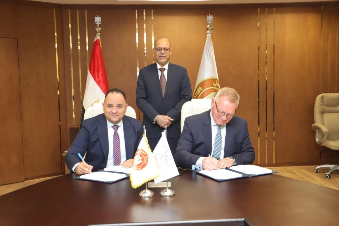 وزير العمل يشهد تجديد اتفاقية عمل جماعية بشركة قناة السويس للحاويات