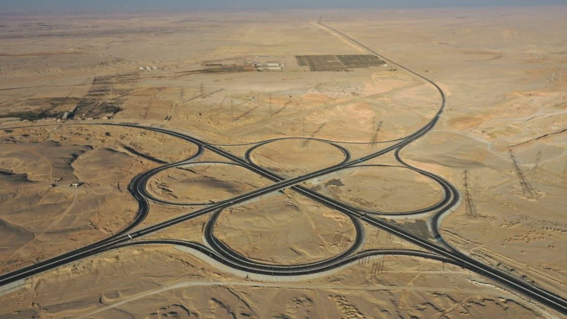 وزير النقل يتفقد محطات ومسار الخط الثاني من شبكة القطار السريع