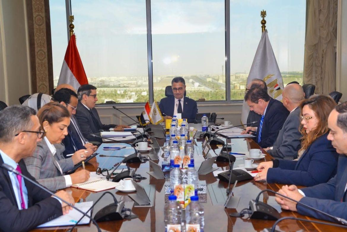 وزير التموين يبحث تطوير البنية التحتية لتخزين الحبوب مع بلومبرج جرين