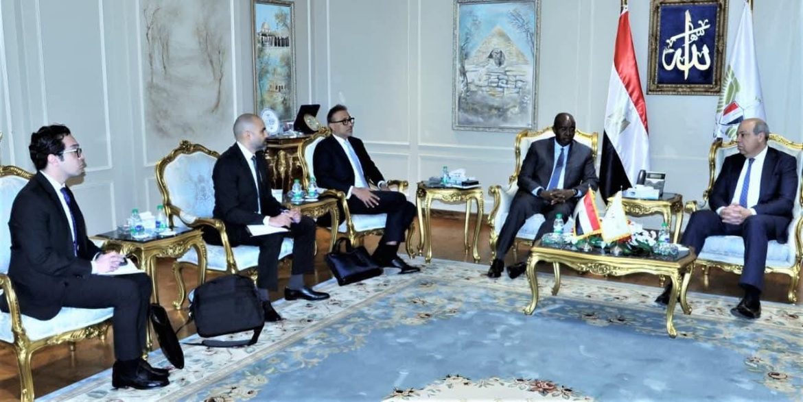 وزير الطيران يبحث موقف طرح مطار الغردقة الدولي أمام القطاع الخاص