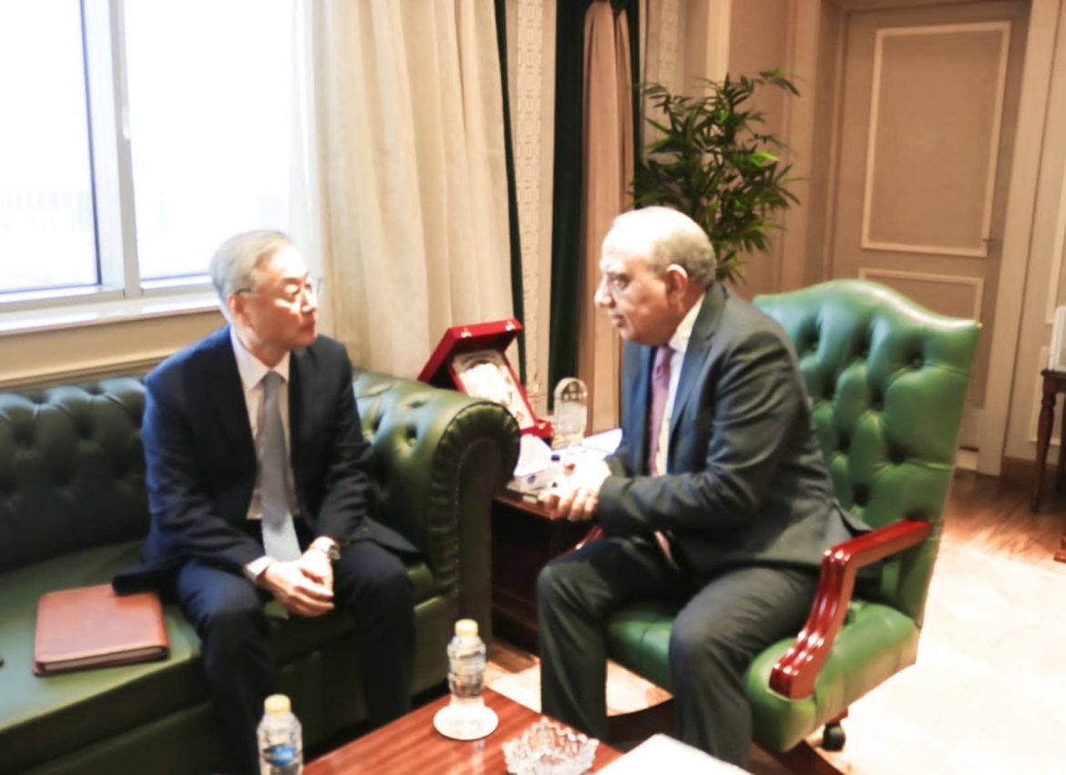 وزير الكهرباء يبحث سبل تعزيز الاستثمار في مجالات الطاقات مع سفير كوريا الجنوبية