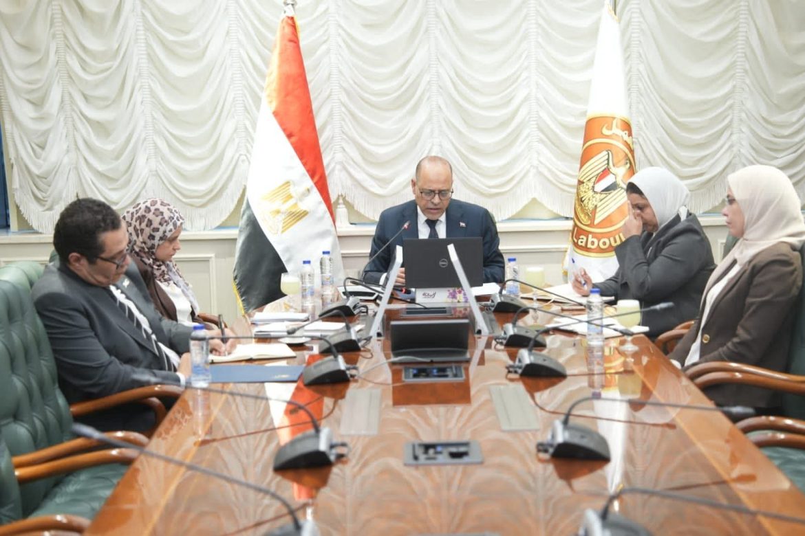 وزير العمل يبحث تحسين جودة المؤشرات الوطنية مع فريق من البنك الدولي
