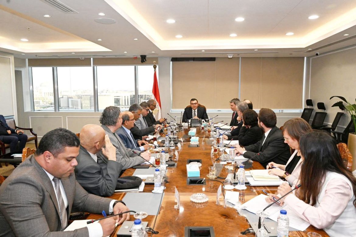 وزير الإسكان يبحث موقف المشروعات الجارية مع وفد من بنك الاستثمار الأوروبي