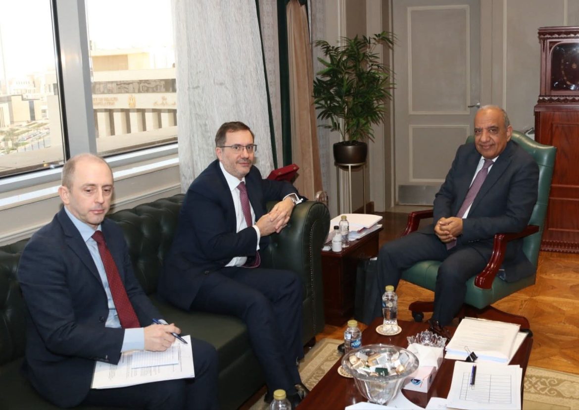 وزير الكهرباء يبحث الفرص الاستثمارية في مجالات الطاقة مع السفير البريطاني