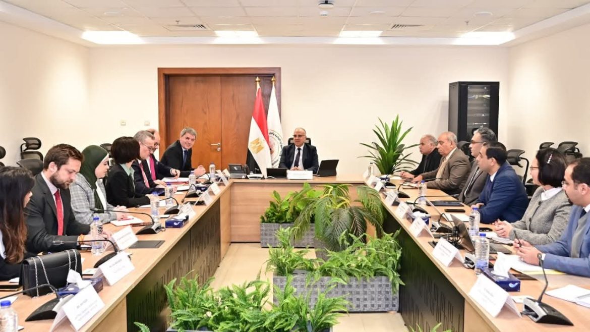 وزير الري يبحث في مجالات التعاون مع الإتحاد الأوروبي وبنك الاستثمار