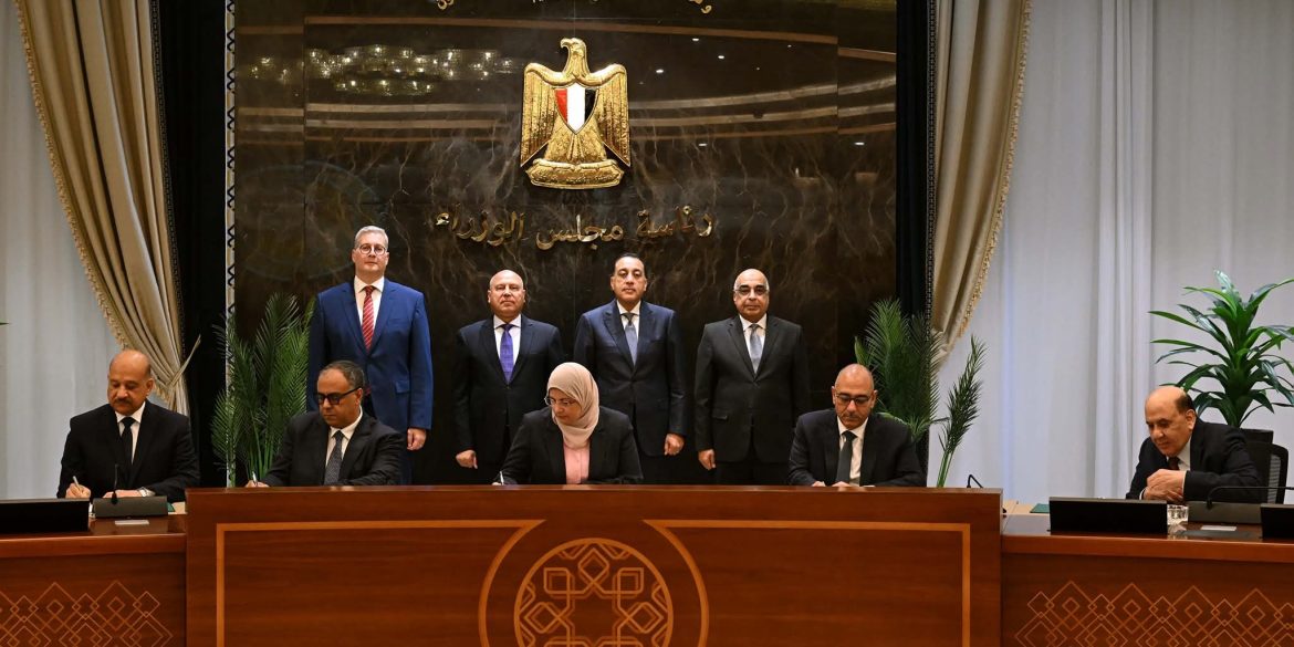 رئيس الوزراء يشهد توقيع اتفاقية شركة جنوب الوادي للأسمنت جهات حكومية