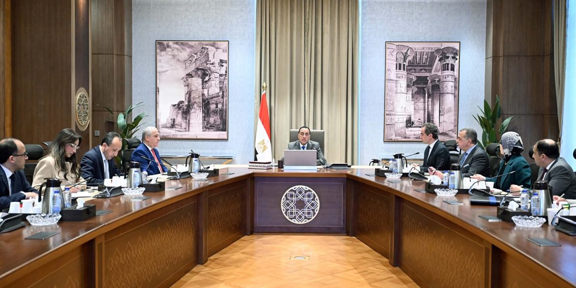 رئيس الوزراء يبحث لحل المشكلات المالية لـماسبيرو والصحف القومية