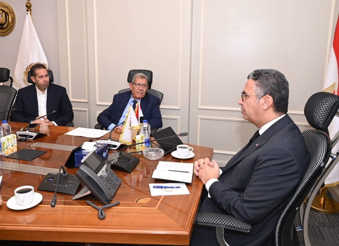 وزير التموين يبحث إنتاج لب الورق من مخلفات قصب السكر مع علام جروب