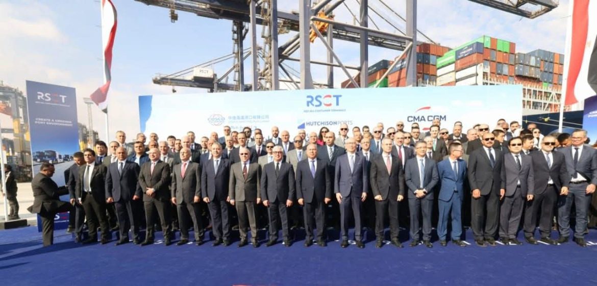 وزير الصناعة يشهد بدء التشغيل التجريبي لمحطة البحر الأحمر لتداول الحاويات