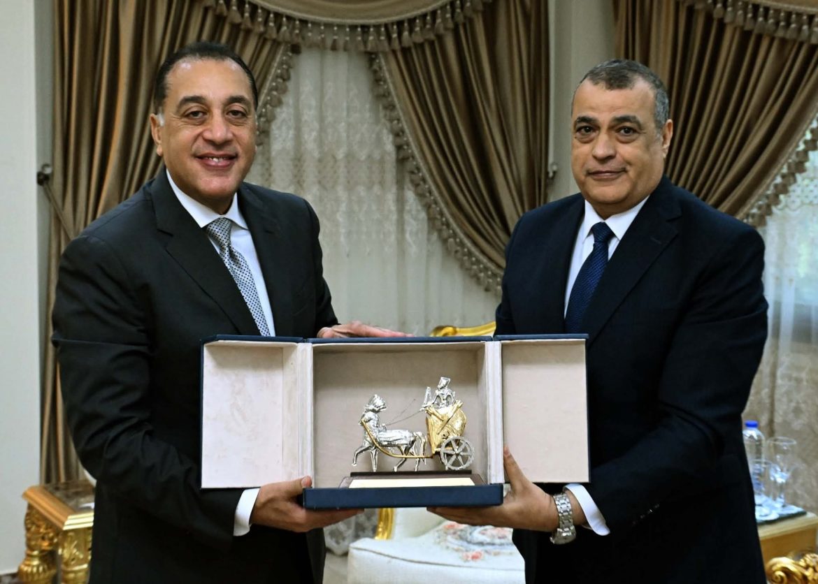 رئيس الوزراء يفتتح مصنع إنتاج الطلمبات الغاطسة بشركة قها للصناعات الكيماوية