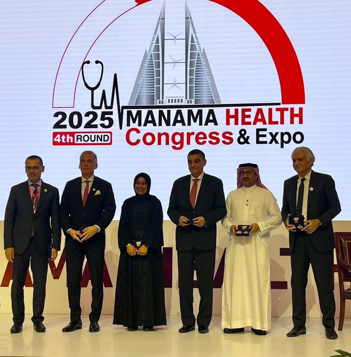 الشراء الموحد المصرية تحصل على درع التكريم خلال افتتاح «المنامة هيلث»