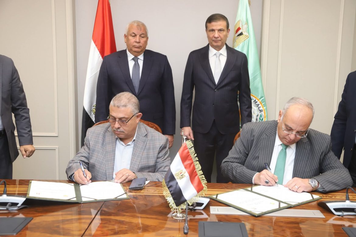 بحوث الصحراء يوقع بروتوكول تعاون لحماية مركز إنتاج الحرير من زحف الرمال