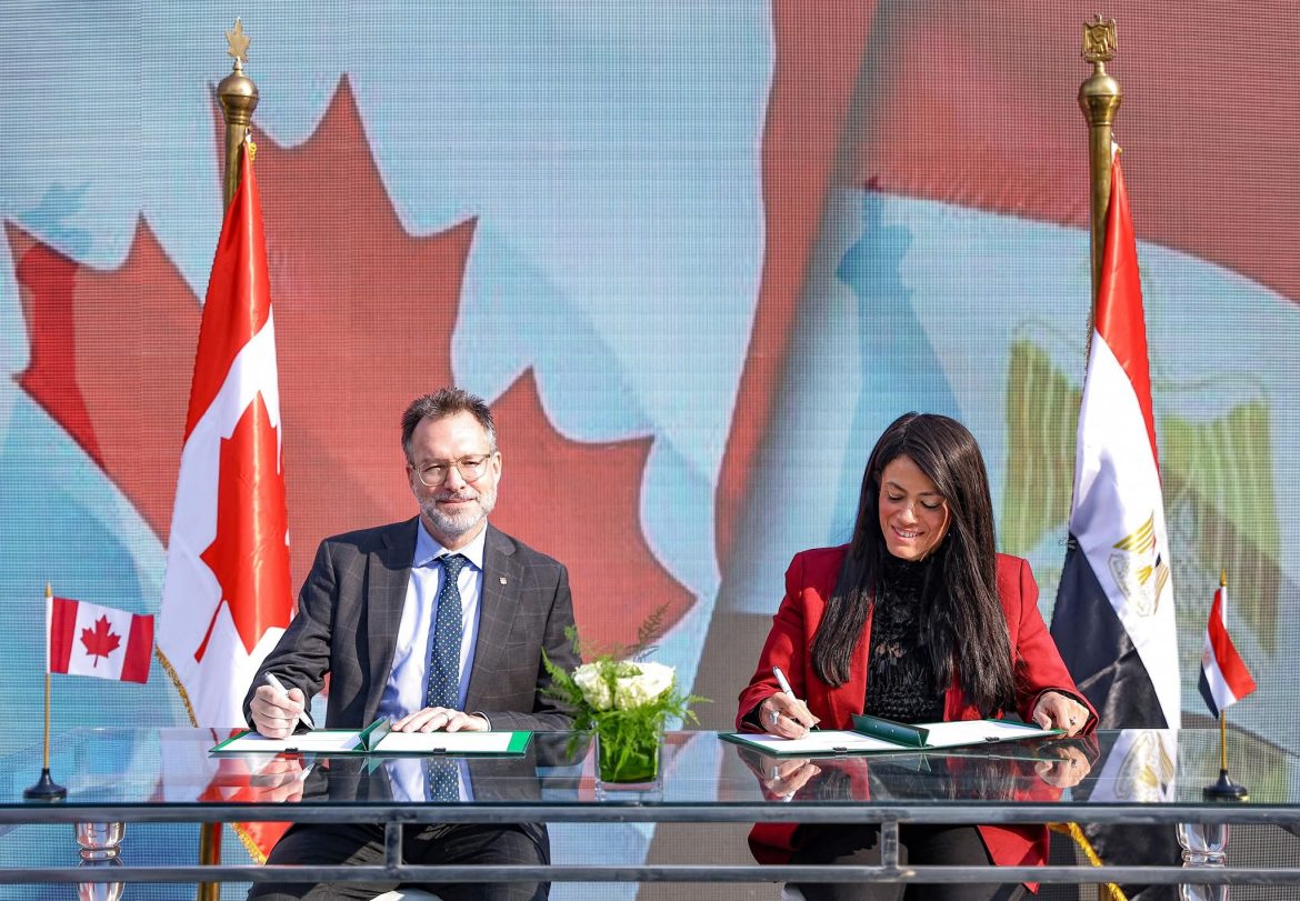 وزيرة التخطيط توقع 3 مشروعات جديدة بمنحة 552 مليون جنيه