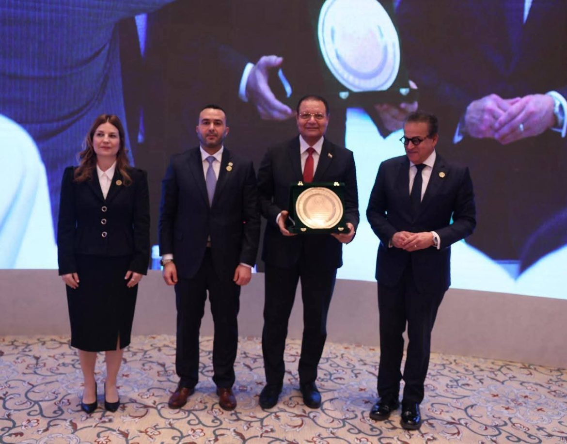 رئيس هيئة الرقابة الصحية يحصل على جائزة الطبيب العربي لعام 2025