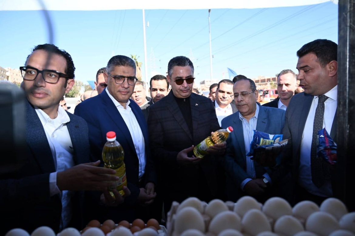 وزير التموين يفتتح سوق اليوم الواحد بمنطقة حدائق الأهرام مع محافظ الجيزة