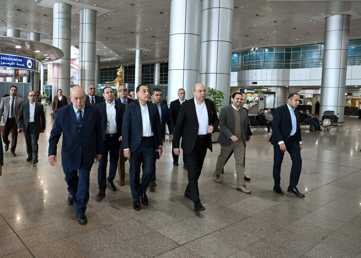رئيس الوزراء يتفقد مطار القاهرة الدولي ويشدد اتباع منظومة تشغيل متطورة