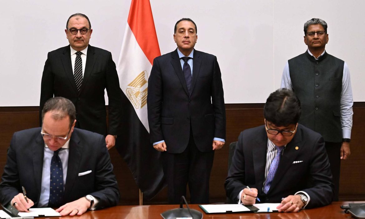 رئيس الوزراء يشهد توقيع عقد تشغيل فندق الكونتيننتال التاريخي وسط القاهرة