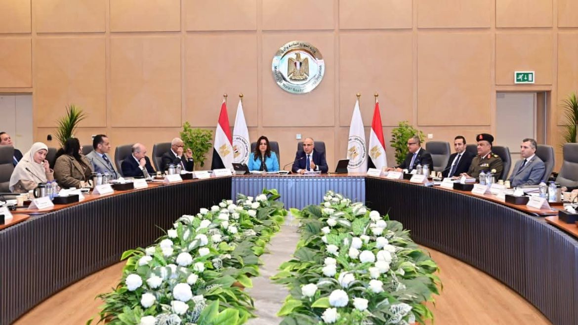 وزير الري يترأس اجتماع اللجنة العليا لتراخيص الشواطئ دفعاً لعجلة التنمية
