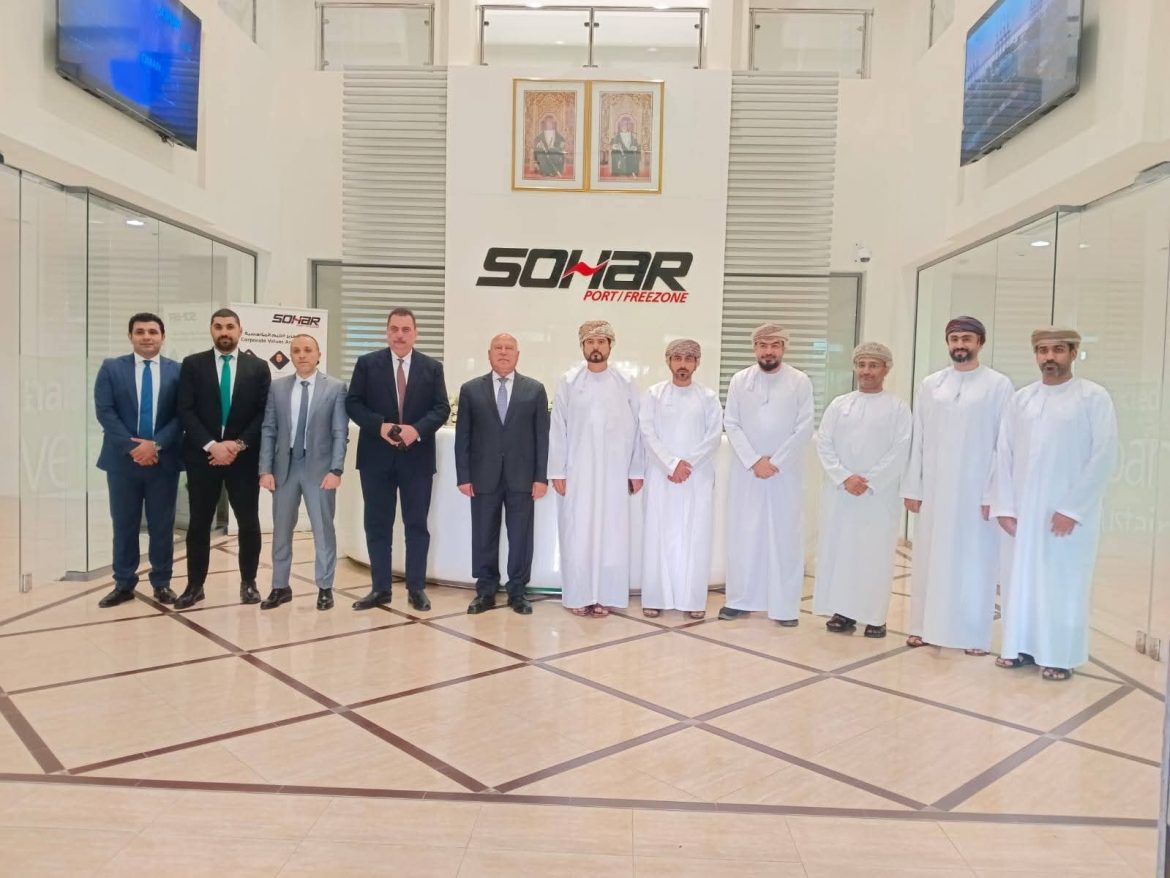 وزير الصناعة يتعرف على مقومات ولوجستيات ميناء صحار بسلطنة عمان