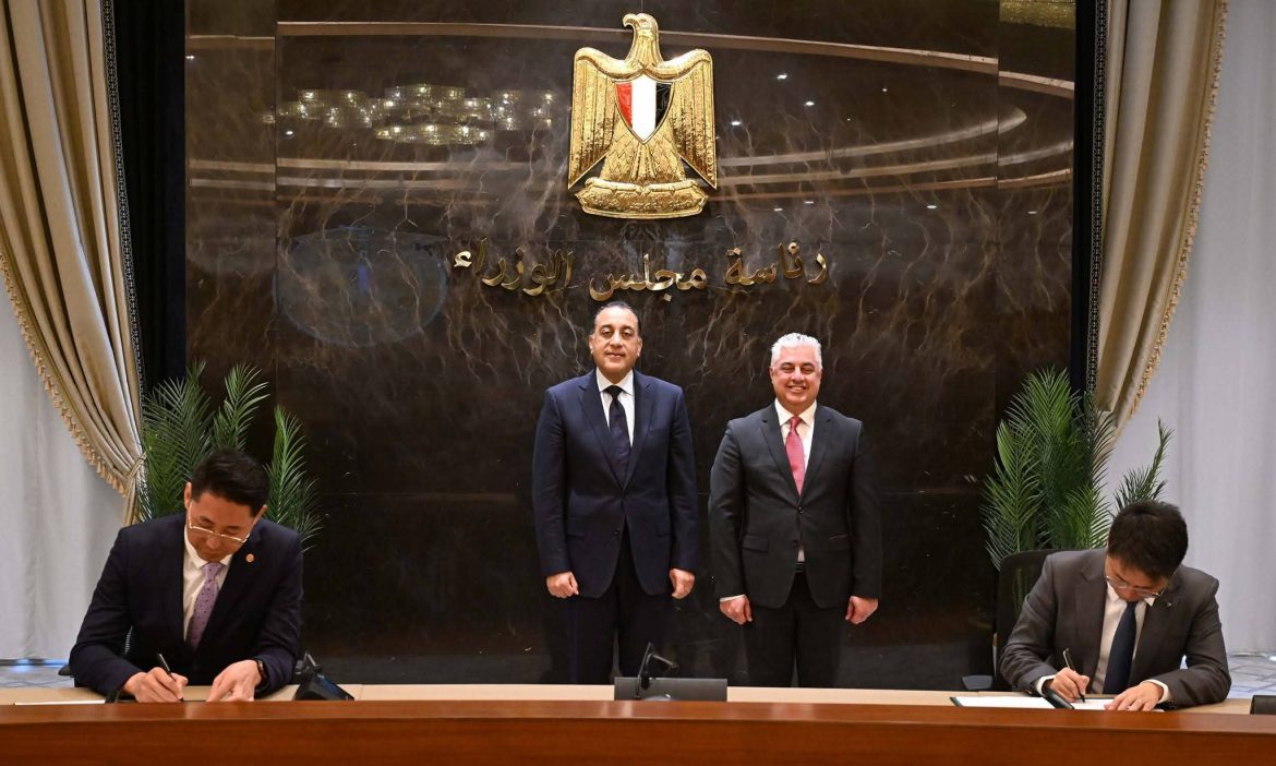 رئيس الوزراء يشهد مراسم توقيع 3 عقود باستثمارات 1.15 مليار دولار