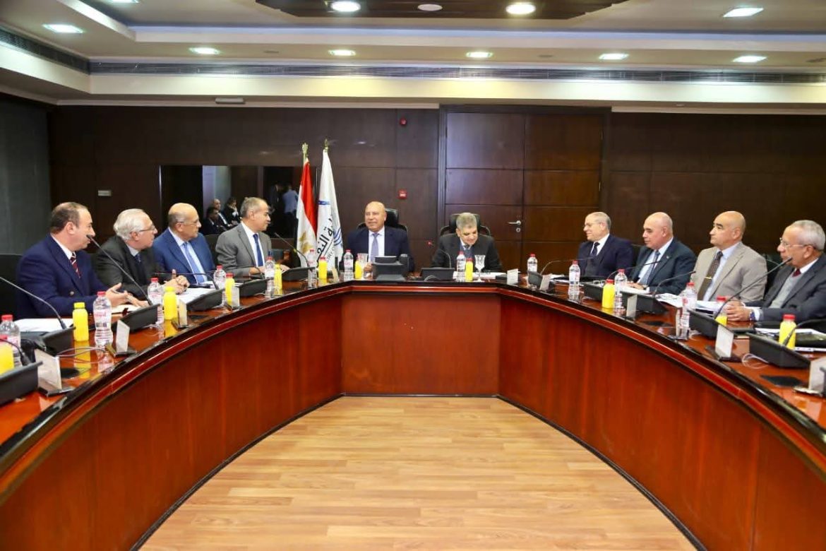 وزير الصناعة والنقل يترأس اجتماع جمعية شركة موانئ مصر البحرية