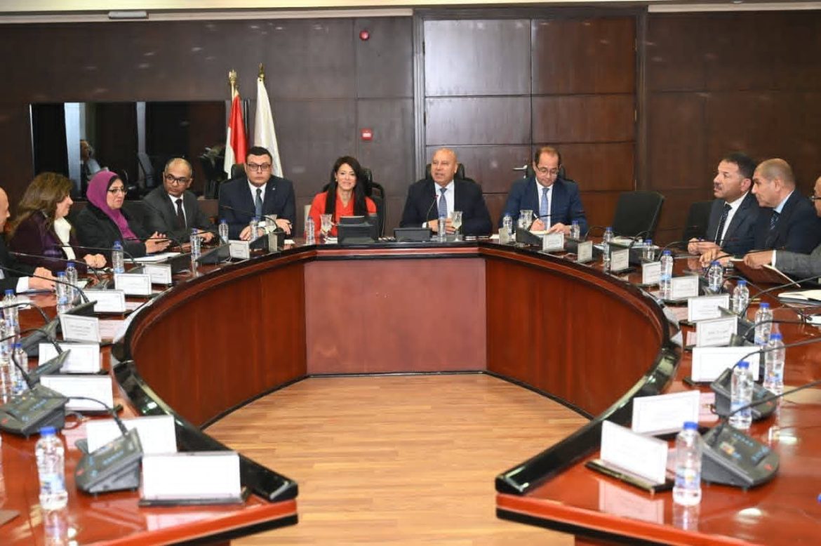 وزير الصناعة يبحث تعزيز منظومة مرافق المناطق الصناعية المقامة بالمحافظات