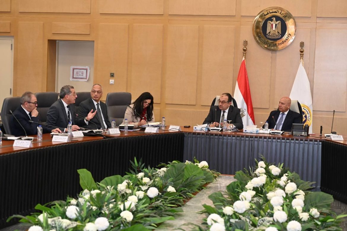وزير الصناعة يبحث سبل تعميق التصنيع المحلي مع وزير قطاع الأعمال