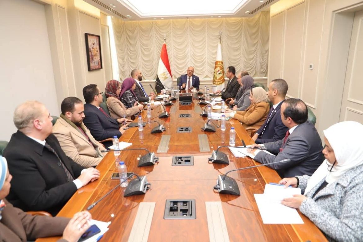وزير العمل يبحث إطلاق خدمات الوزارة على «بوابة مصر الرقمية»