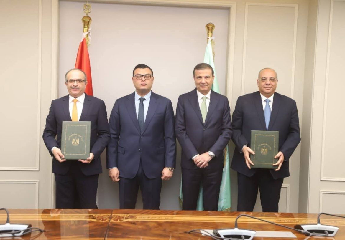 بحوث الصحراء يوقع عقد اتفاق مع المقاولون العرب لإعادة تأهيل محطة الشيخ زويد