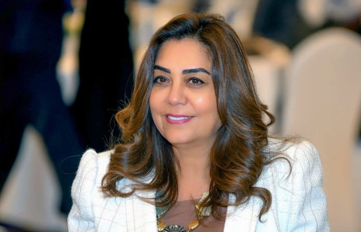 وزيرة التنمية المحلية: توقيع عقد توريد 20 حافلة كهربائية