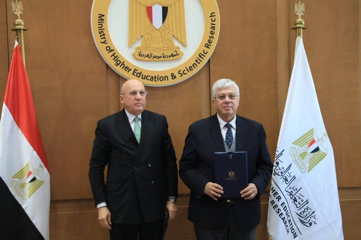 وزير التعليم العالي يوقع اتفاقية تعاون لدعم التحول الرقمي في التدريب الطبي