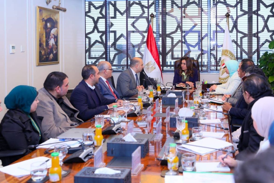وزيرة التنمية المحلية تبحث تنفيذ منظومة إدارة المخلفات وسبل التطوير