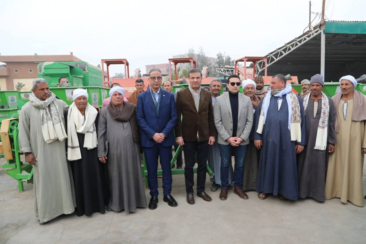 وزير الزراعة يوزع 15 فراطة ذرة على صغار المزارعين بالفيوم