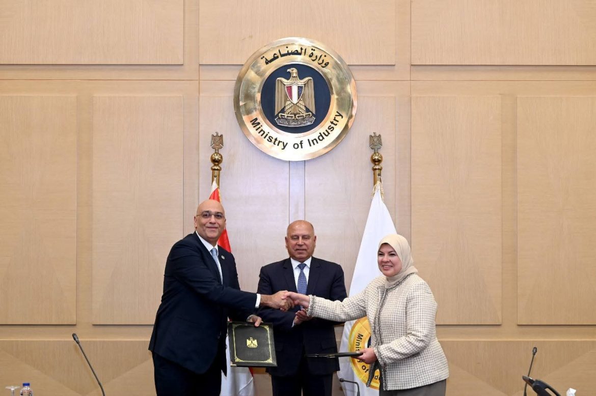 وزارة الصناعة توقع مذكرة تفاهم مع جهاز تنمية المشروعات